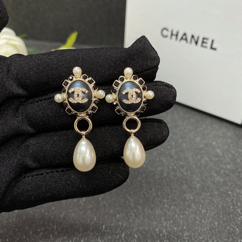 Chanel Pearl Pendant 18K Gold Earrings