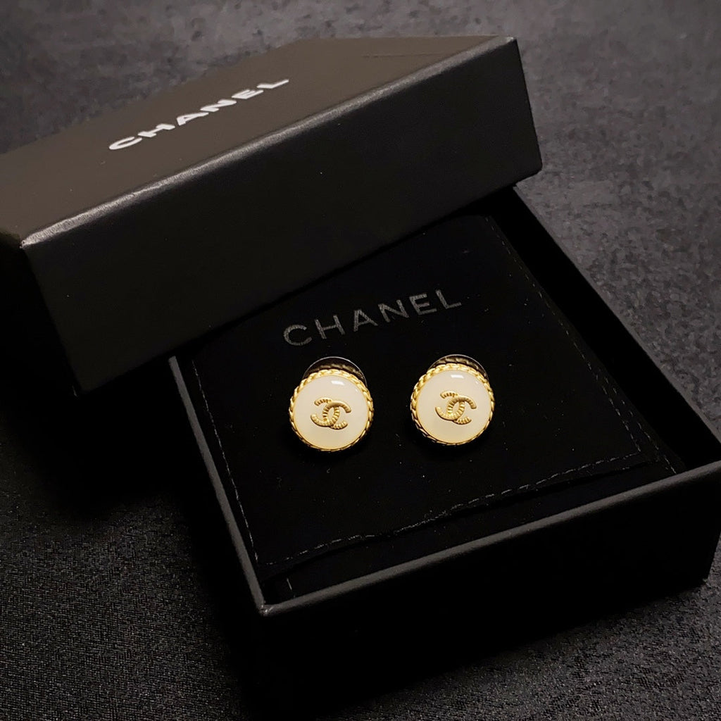 Chanel Pearl Vintage 18K Gold Earrings