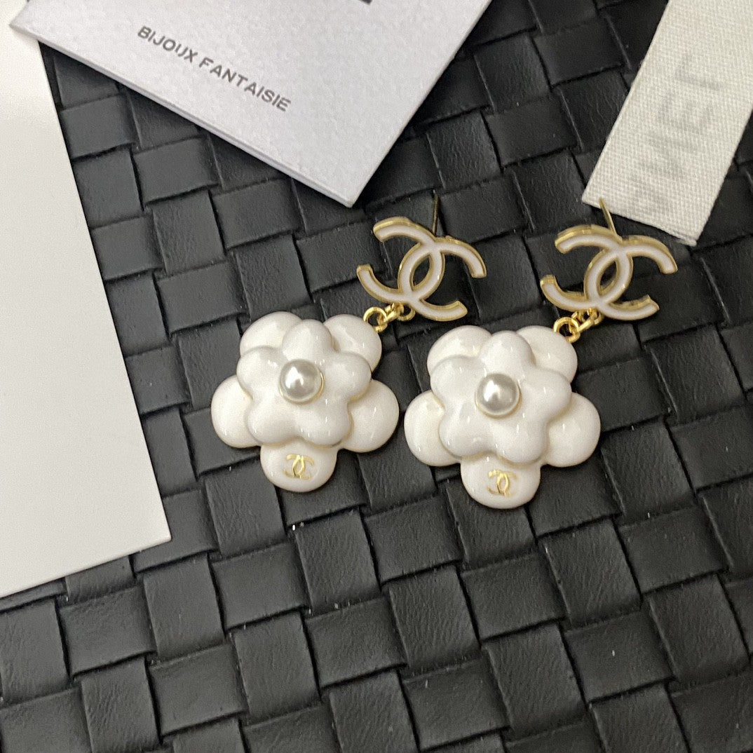 Chanel Flower Pearl 18K Gold Earrings