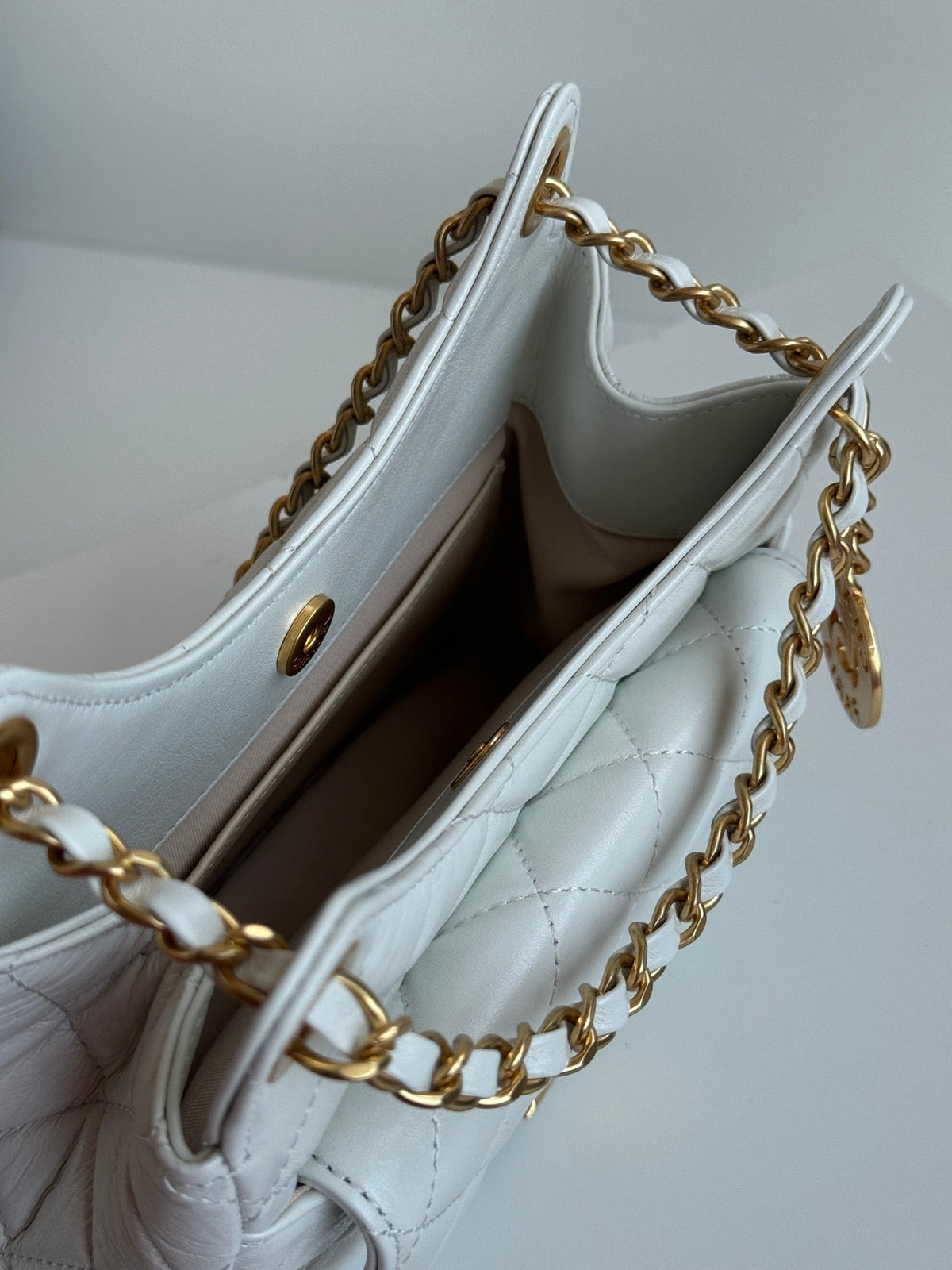 Chanel 25S Hobo Bag 19 cm in White Lambskin with Gold Hardware